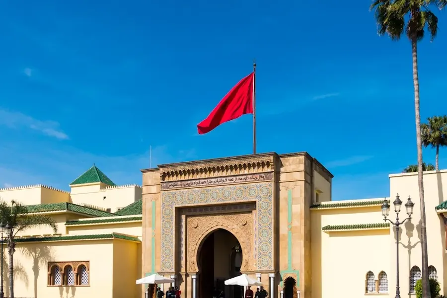 The gate of a royal palace with the Moroccan flag